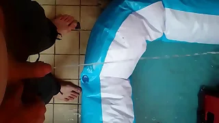 Andy pisst heimlich roughly einen Swimming-Pool &lpar;Was f&uuml;r eine Schweinerei&rpar;